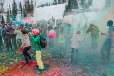 Sheregesh, Kemerovo bölgesi, Rusya Federasyonu - 14 Nisan 2018: Grelka Fest olduğunu bir spor ve eğlence faaliyet kayak ve snowboard binici bikini için. Bir grup genç insan renkli holi toz atma.