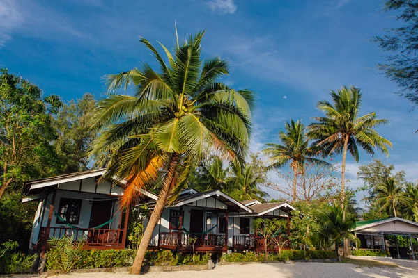 Holzbungalows Hotel Einem Tropischen Strand — Stockfoto
