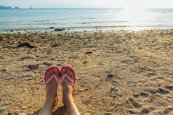 Stóp Kobiety Plaży Teksturę Piasku — Zdjęcie stockowe