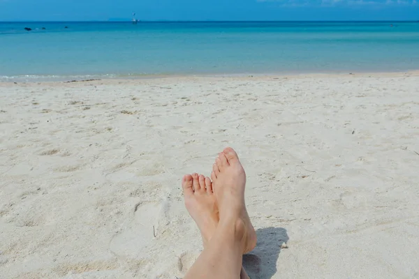 Barfüßige Frauen Strand Sandstruktur — Stockfoto