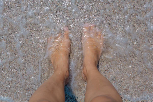 Pies Femeninos Desnudos Orilla Bañados Por Mar — Foto de Stock