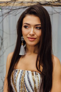 İlginç gelin modern bir görünüm ile çılgın saç modeli ve uzun kirpiklerini. Dikey studio vurdu.