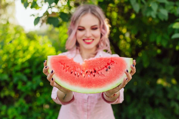 Krásná Usmívající Mladá Žena Růžovými Vlasy Drží Sladké Šťavnaté Meloun — Stock fotografie