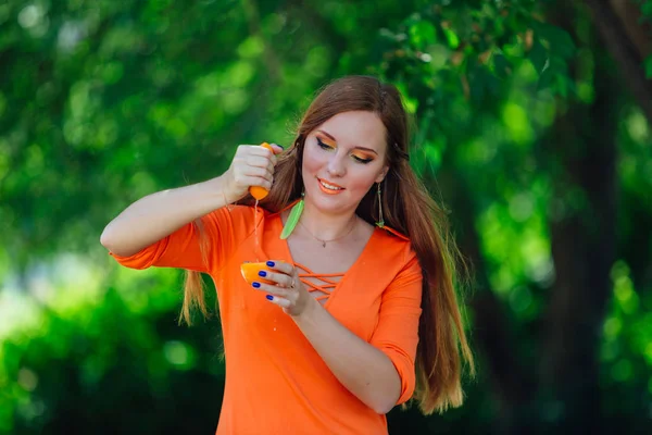 Porträt Einer Hübschen Frau Mit Rotem Haar Die Sommergrünen Park — Stockfoto