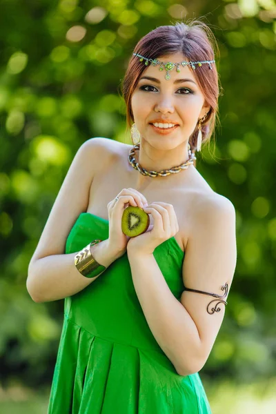 Portret Pięknej Młodej Kobiety Azjatki Gospodarstwa Pół Kiwi — Zdjęcie stockowe