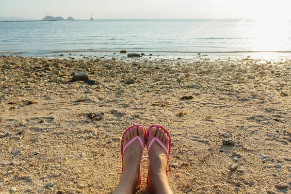 Stóp Kobiety Plaży Teksturę Piasku — Zdjęcie stockowe