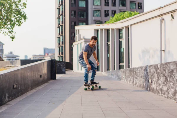 Jonge Handsom Man Met Baard Een Longboard Rijden Straat — Stockfoto