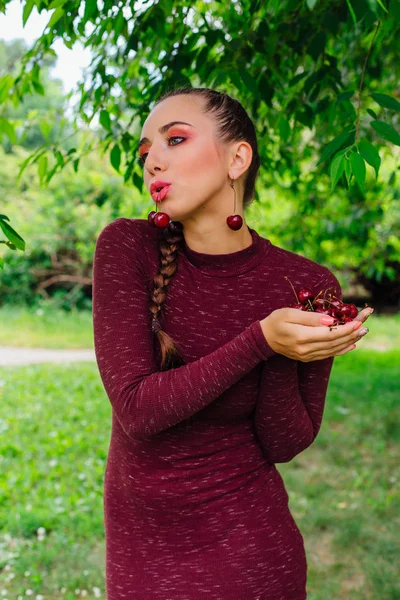 Mulher Bonita Com Trança Longa Brincos Cereja Segurando Cereja Nas — Fotografia de Stock