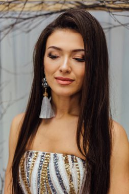 İlginç gelin modern bir görünüm ile çılgın saç modeli ve uzun kirpiklerini. Dikey studio vurdu.