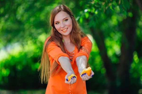 Portret Van Vrij Rood Haar Vrouw Drukken Met Handen Van — Stockfoto