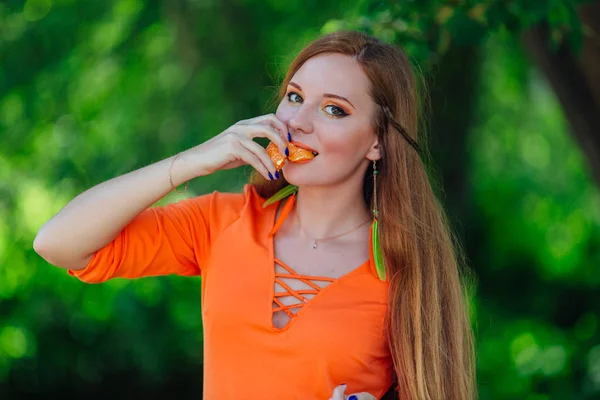 Porträtt Vackra Röda Hår Kvinna Håller Saftiga Läckra Orange Sommaren — Stockfoto