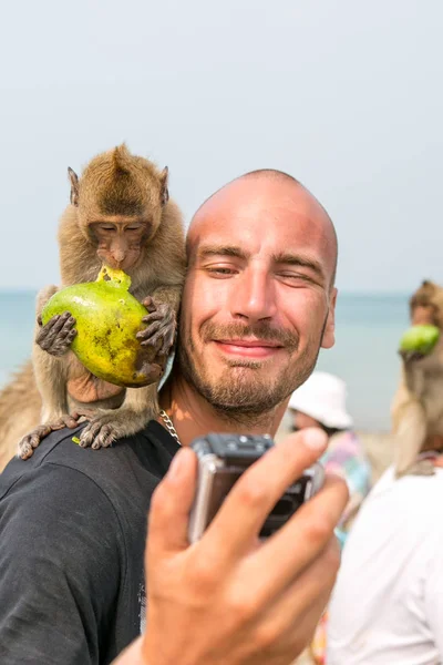 Monkey Island Thailand February 2015 Caucasian Tourists Thailand Monkey Isaland — Stock Photo, Image