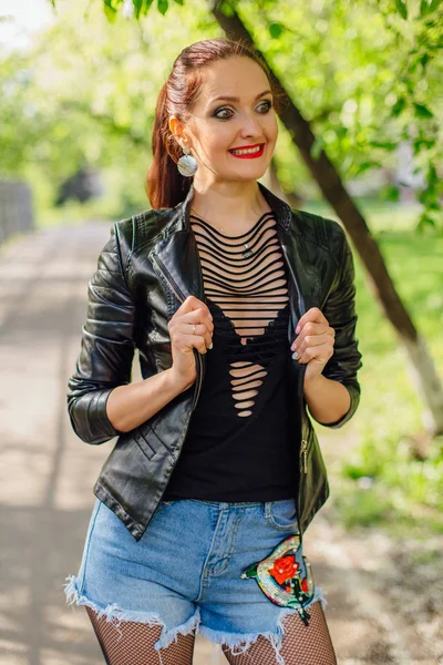 Lente Portret Van Een Charmante Vrouw Gekleed Een Lederen Jas — Stockfoto