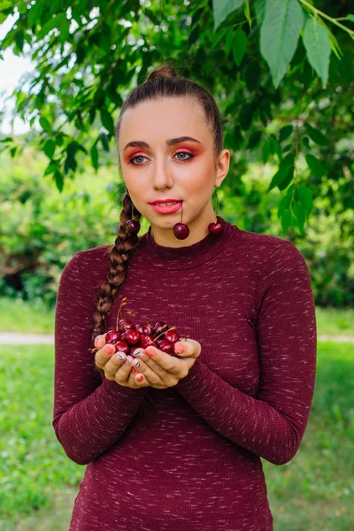 Hermosa Joven Con Trenza Larga Pendientes Cereza Con Cereza Las — Foto de Stock