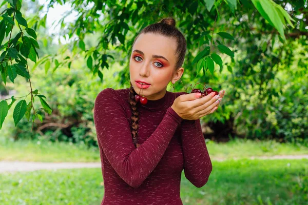 Mulher Bonita Com Trança Longa Brincos Cereja Segurando Cereja Nas — Fotografia de Stock