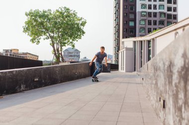 Sokakta longboard sürme sakallı genç yakışıklı adam.