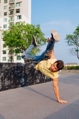 Breakdance sokakta dans sakallı genç yakışıklı adam