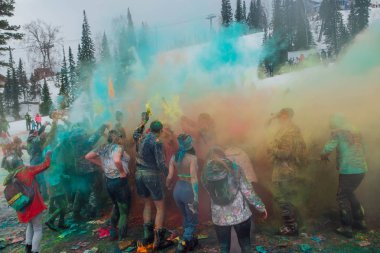 Bir grup genç insan renkli holi toz atma.