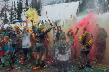 Bir grup genç insan renkli holi toz atma.