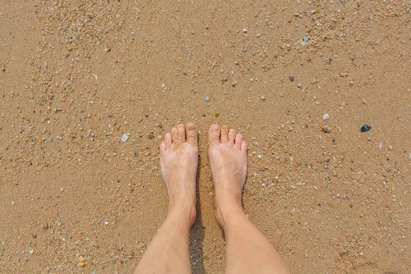 Pies Femeninos Desnudos Orilla Bañados Por Mar —  Fotos de Stock