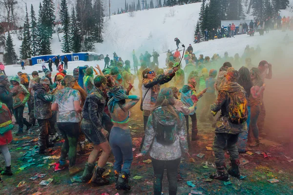 Un grupo de jóvenes lanzando coloridos polvos de holi . — Foto de Stock