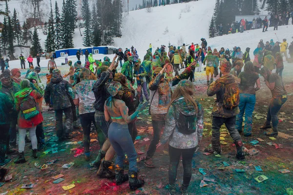 Un grupo de jóvenes lanzando coloridos polvos de holi . — Foto de Stock