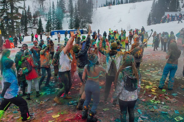 Un grupo de jóvenes lanzando coloridos polvos de holi . — Foto de Stock