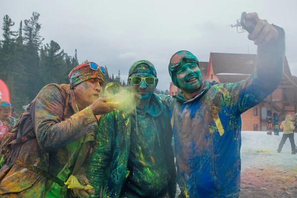 A group of a young people throwing colorful holi powder. — Stock Photo, Image