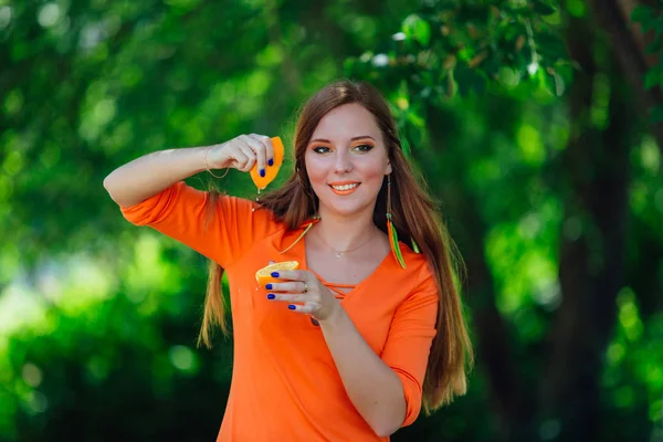 Portret Van Vrij Rood Haar Vrouw Drukken Met Handen Van — Stockfoto