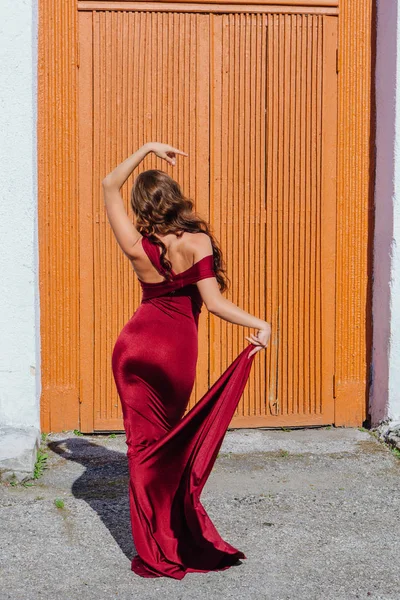 Visão Traseira Uma Bela Jovem Mulher Longo Vestido Noite Vermelho — Fotografia de Stock