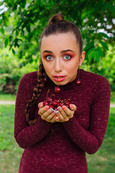 Hermosa Joven Con Trenza Larga Pendientes Cereza Con Cereza Las — Foto de Stock