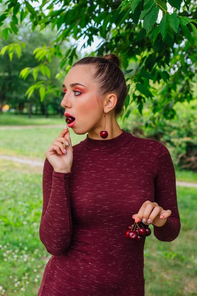 Hermosa Joven Con Trenza Larga Pendientes Cereza Con Cereza Las — Foto de Stock