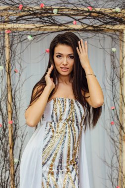 İlginç gelin modern bir görünüm ile çılgın saç modeli ve uzun kirpiklerini. Dikey studio vurdu.