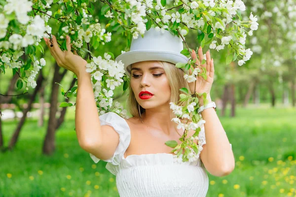 Sexy Moderne Bruid Witte Cilinder Hoed Enjoing Bloomin Apple Boom — Stockfoto