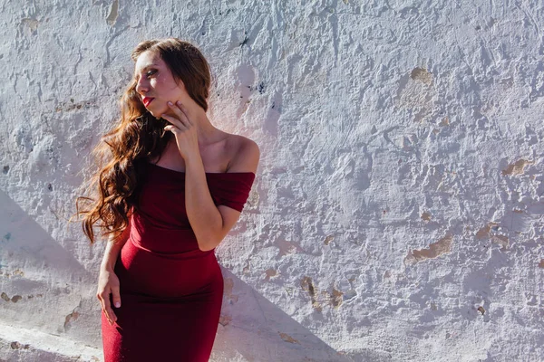 Vacker Ung Kvinna Lång Röd Aftonklänning Står Bredvid Den Gamla — Stockfoto