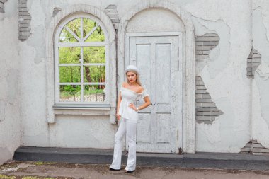 Beyaz silindir şapka lstanding eski beyaz vintage kapı ve ayna pencere yanında seksi modern gelin. Kopya alanı.