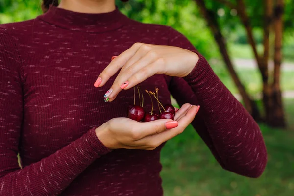 Mujer Sosteniendo Bayas Frescas Cereza Jugosas Las Palmas — Foto de Stock