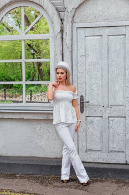 Beyaz silindir şapka lstanding eski beyaz vintage kapı ve ayna pencere yanında seksi modern gelin. Kopya alanı.