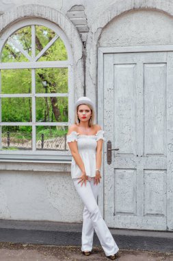 Beyaz silindir şapka lstanding eski beyaz vintage kapı ve ayna pencere yanında seksi modern gelin. Kopya alanı.