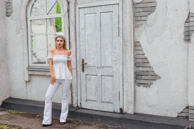 Beyaz silindir şapka lstanding eski beyaz vintage kapı ve ayna pencere yanında seksi modern gelin. Kopya alanı.