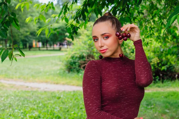 Mulher Bonita Com Trança Longa Brincos Cereja Segurando Cereja Nas — Fotografia de Stock