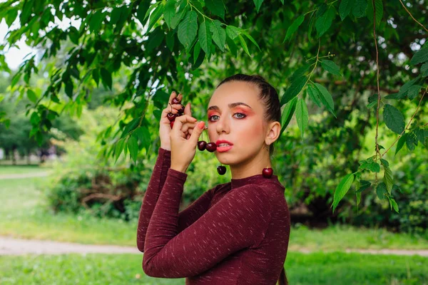 Hermosa Joven Con Trenza Larga Pendientes Cereza Con Cereza Las — Foto de Stock