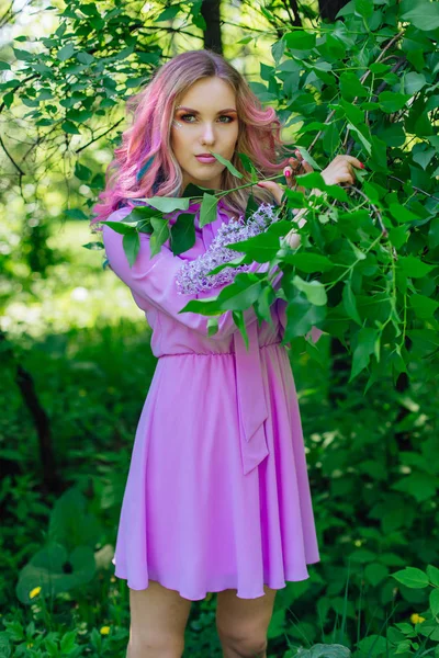 Hermosa Chica Modelo Moda Con Pelo Teñido Colores Maquillaje Perfecto — Foto de Stock