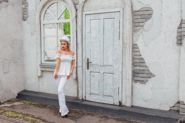 Beyaz silindir şapka lstanding eski beyaz vintage kapı ve ayna pencere yanında seksi modern gelin. Kopya alanı.