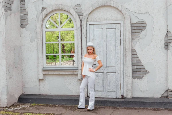 古い白ヴィンテージ ドアとミラーの ウィンドウの横にある白い円柱帽子 Lstanding でセクシーな現代の花嫁 コピー スペース — ストック写真