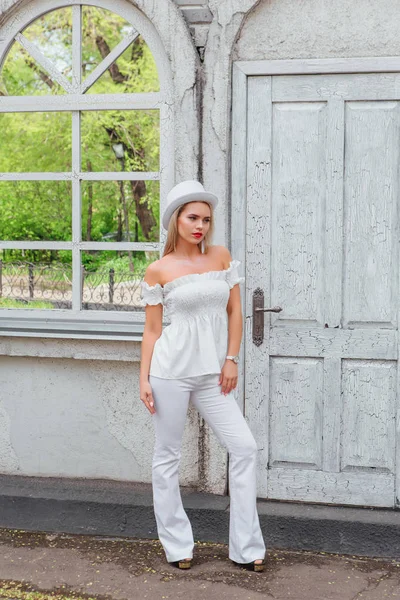 Beyaz silindir şapka lstanding eski beyaz vintage kapı ve ayna pencere yanında seksi modern gelin. Kopya alanı.