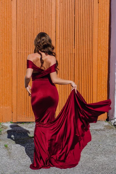 Vista Trasera Una Hermosa Joven Con Largo Vestido Noche Rojo — Foto de Stock