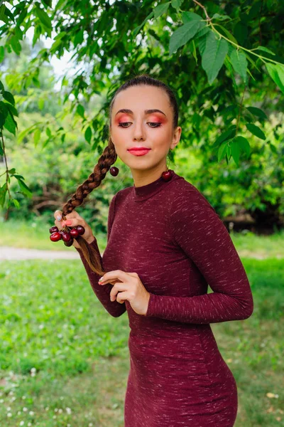 Hermosa Joven Con Trenza Larga Pendientes Cereza Con Cereza Las — Foto de Stock