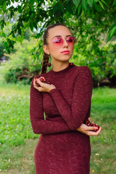 Όμορφη Νεαρή Γυναίκα Μακρά Πλεξούδα Ροζ Γυαλιά Και Κεράσι Σκουλαρίκια — Φωτογραφία Αρχείου