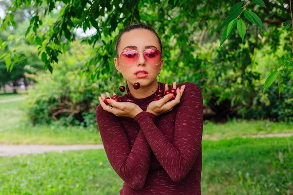 Mulher Bonita Com Trança Longa Óculos Rosa Brincos Cereja Segurando — Fotografia de Stock